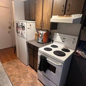 1 Bedroom 1 Bath - RENOVATED PET FRIENDLY - Photo 2