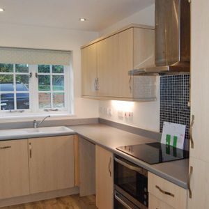 2 bedroom semi-detached house to rent - Photo 2