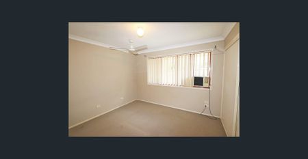 Beautiful 3 Bedroom Family Home Available! - Photo 4