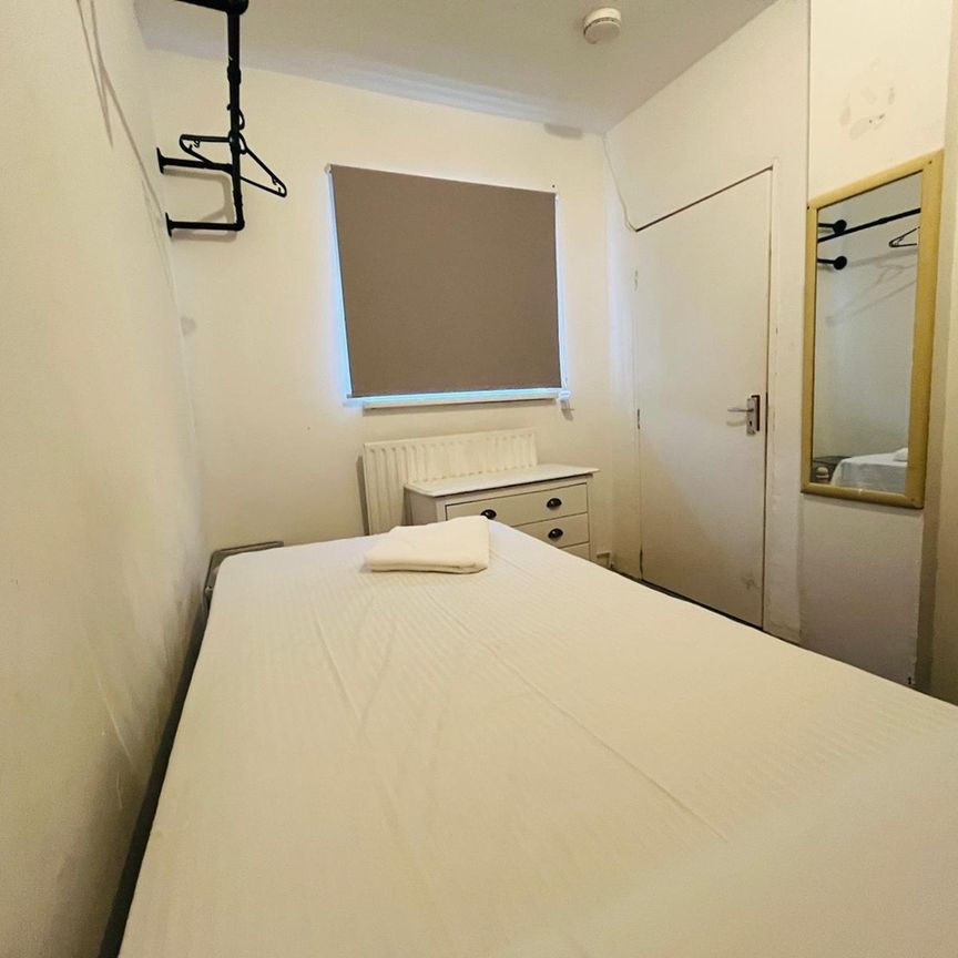 Room in a Shared Flat, Woodland Terrace, SE7 - Photo 1