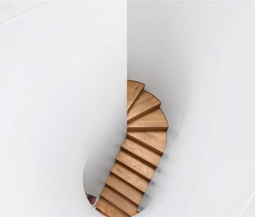 A very spacious two bedroom coach house, tucked away on one of Clap... - Photo 2