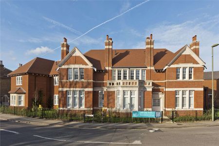 An immaculate first floor flat situated in an exclusive gated development, close to a range of amenities including Hampton Court station. - Photo 3