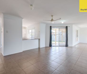 Family home with spacious living - Photo 5