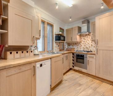 3 bedroom flat in London - Photo 4