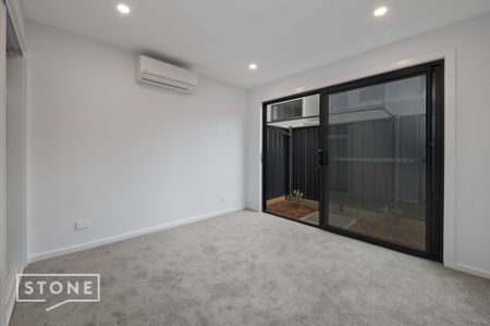 Stunning Brand New 3 bedroom Townhouse with Garage plus an extra parking space, Opposite the University of Newcastle & close to The Mater Hospital - Photo 2