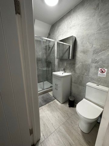 Studio Flat, Elm Way, NW10 - Photo 5