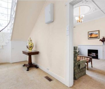 Spacious house in Caulfield South - Photo 2