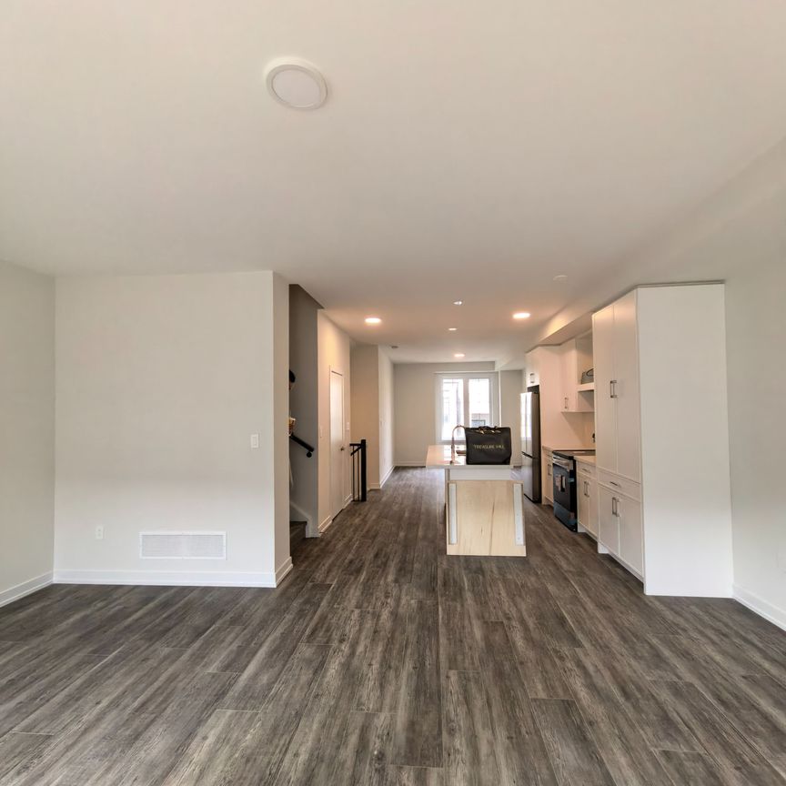 For Lease - 10 VICTOR METCALF Lane, Richmond Hill, Ontario - Photo 1