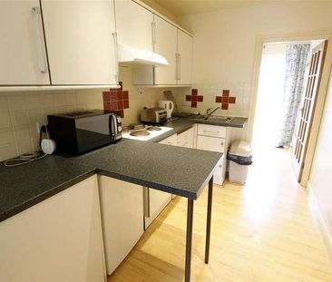 Petersham Avenue, Byfleet, KT14 - Photo 3