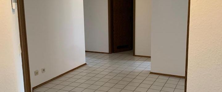 Helle, geräumige 3 Zimmerwohnung mit Balkon und Waschkeller - Foto 1