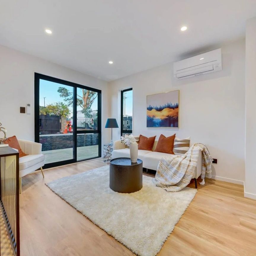 Spacious 3-Bedroom, 2.5 Bathroom House Available for Rent in Mangere - Photo 1