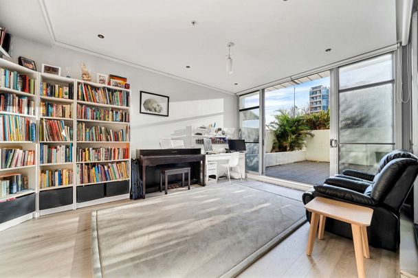 Large three bedroom apartment in the Heart of Maroubra Junction - Photo 1