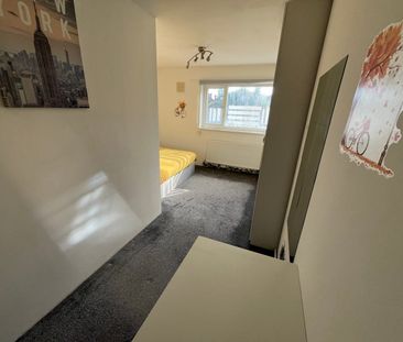 Room in a Shared Flat, Graham Road, SW19 - Photo 3