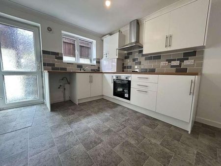 Miskin Road, Tonypandy, CF40 - Photo 5