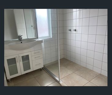 Charming 2 Bedroom Duplex - Photo 4