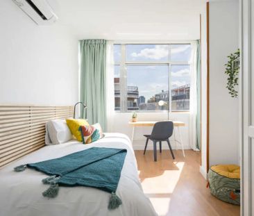 Room in a shared 12-bedroom apartment for rent in Cuatro Caminos. - Photo 2
