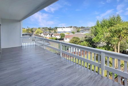 Remuera - 4 Bedrooms with 2 Bathrooms - Photo 2