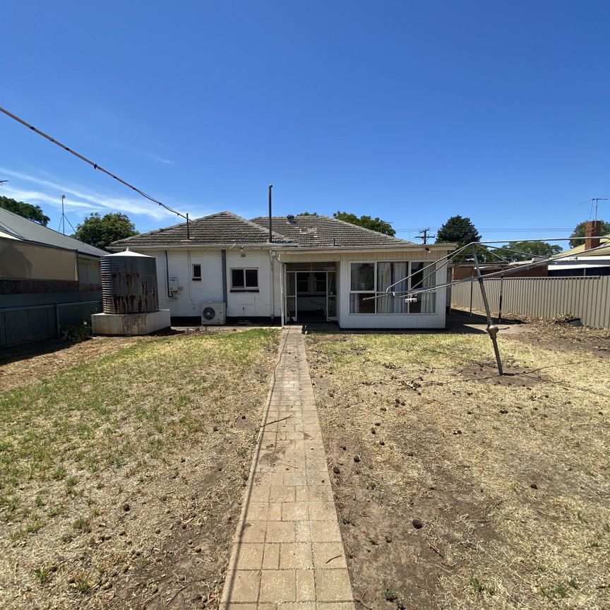 Large Family Home with Large Lounge &sol; Dining &sol; Rumpus&excl; - Photo 1