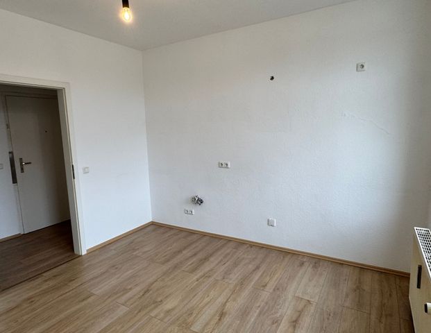 Gepflegte 3 Zimmer Dachgeschosswohnung in Bochum-Hamme. Neuer Laminatboden! - Foto 1