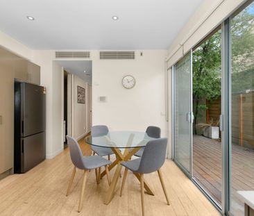 Spacious & Stylish Living in the Heart of East St Kilda - Photo 2