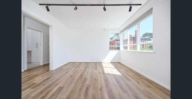 Stylish Renovated Apartment in Prime North Melbourne Location - Photo 1