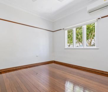 Charming Home in Quiet Leafy Street – Ideal Family Living! - Photo 2