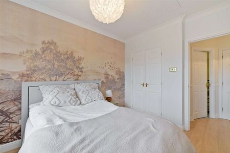 Beautifully presented one bedroom apartment in a gated Windsor development with parking. - Photo 5