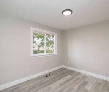 For Lease - 402 Third Line, Oakville, Ontario - Photo 3