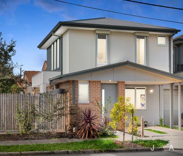 Yarraville Life Awaits - Photo 1