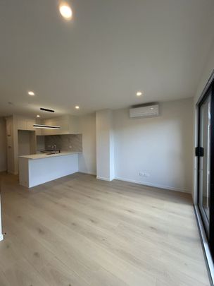 Stylish Living in a Scenic Titirangi Setting! - Photo 1
