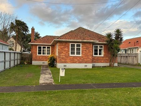 Charming 2BR Home w/ Garden & Deck! - Photo 2