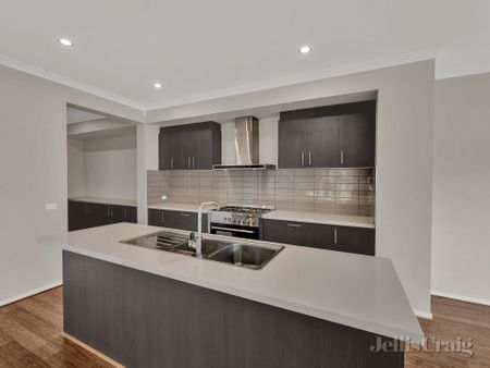 13 Crestwood Avenue, Macleod - Photo 2