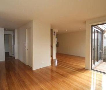 Spacious Three Bedroom Townhouse in Balwyn High School Zone - Photo 2