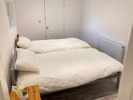 Room in a Shared House, Very Near Western Gardens Area, W5 - Photo 2