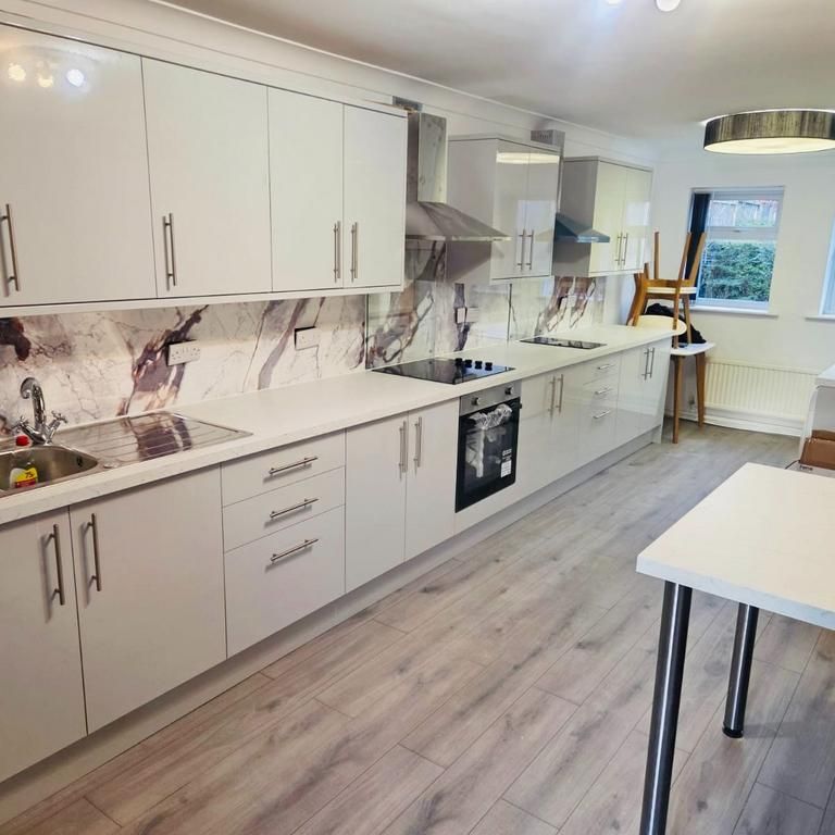 1 bedroom in a house share to rent - Photo 1