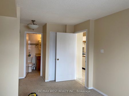 Condo Townhouse For Lease | W8137904 - Photo 5