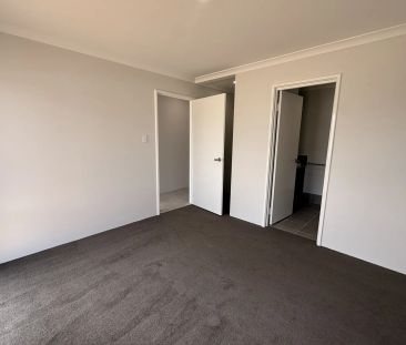 Stylish 3x2 Home in Modern Dual-Lock Property - Photo 2