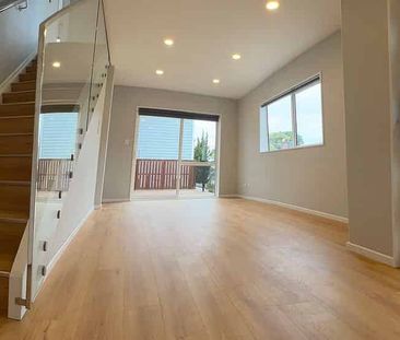 Modern design 4 bedroom house with outdoor decking - Photo 2