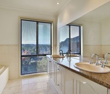 Large Well Maintained Family Home - Photo 6