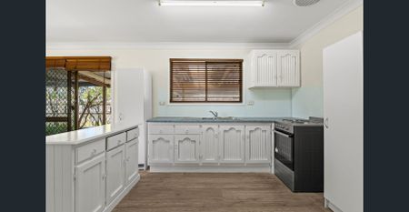 Spacious 4-Bedroom Home with Large Double Shed - Perfect for Tradesmen! - Photo 2