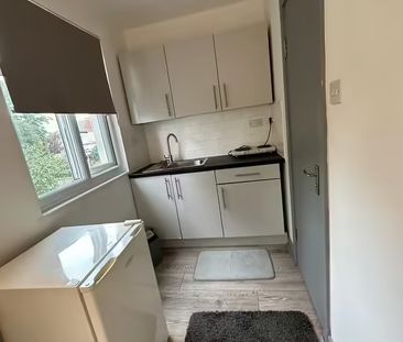 First Floor Self contained studio flat ideal for couple- 1200 pcm i... - Photo 3