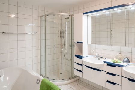 Generous duplex apartment with far-reaching views - Photo 5