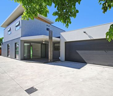 SPACIOUS AND CENTRAL FOUR BEDROOM TOWNHOUSE - Photo 5