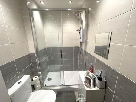 3 bedroom flat to rent - Photo 2