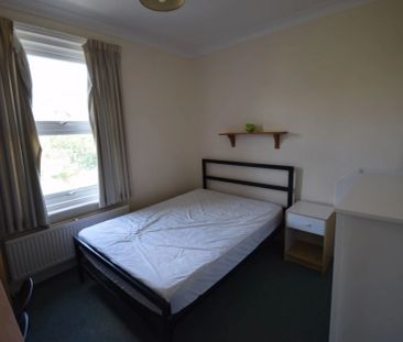 To Rent Chatsworth Road, Charminster, Bournemouth, BH8 £2,300 pcm T... - Photo 6