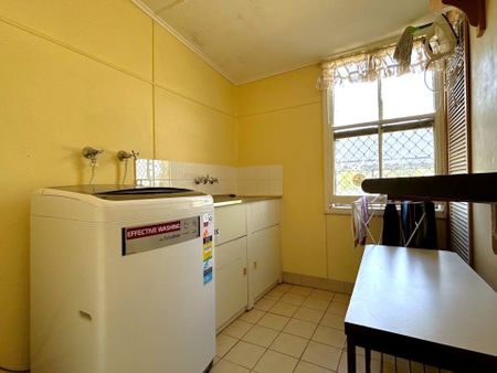 Room 2/130 Ruthven Street, Harlaxton - Photo 3