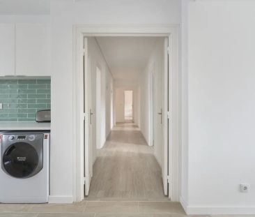 Room in a shared 11-bedroom apartment for rent in Lisbon, perfect for professionals and students. - Photo 6