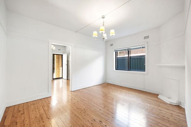 6 MONTH LEASE ONLY! OVERSIZED ONE BEDROOM APARTMENT IN AN ART DECO BLOCK - Photo 1