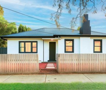 “Charming 3-Bedroom House” - Photo 4