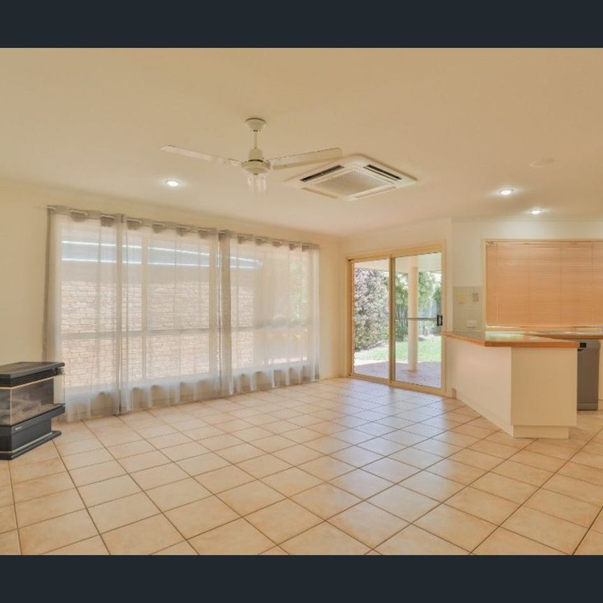 Spacious Family Home Close to Beach, Schools & Shops - Photo 1